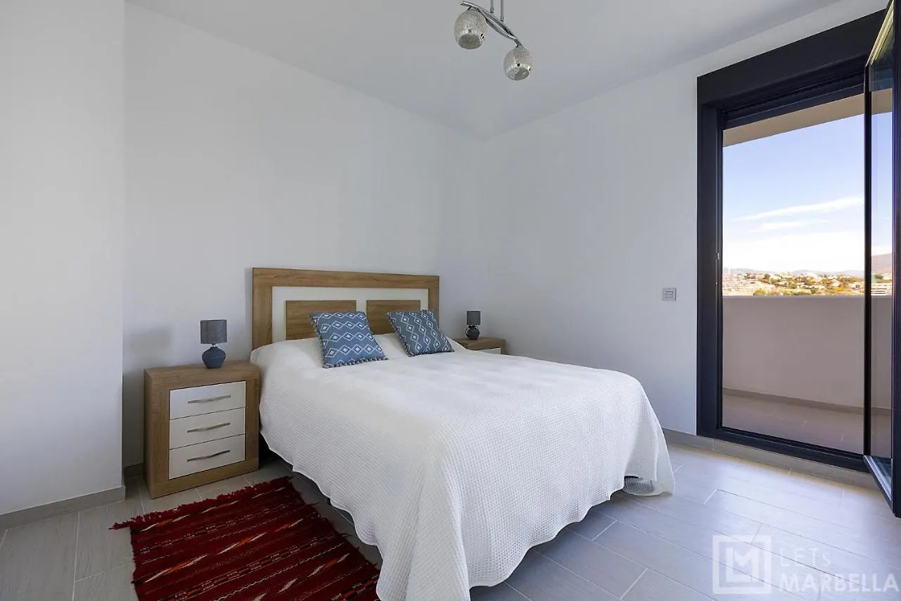 Estepona Sunsets - Modern 3-Br Beachside Apartment 스페인
