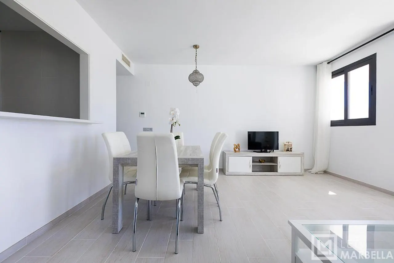 Estepona Sunsets - Modern 3-Br Beachside Apartment