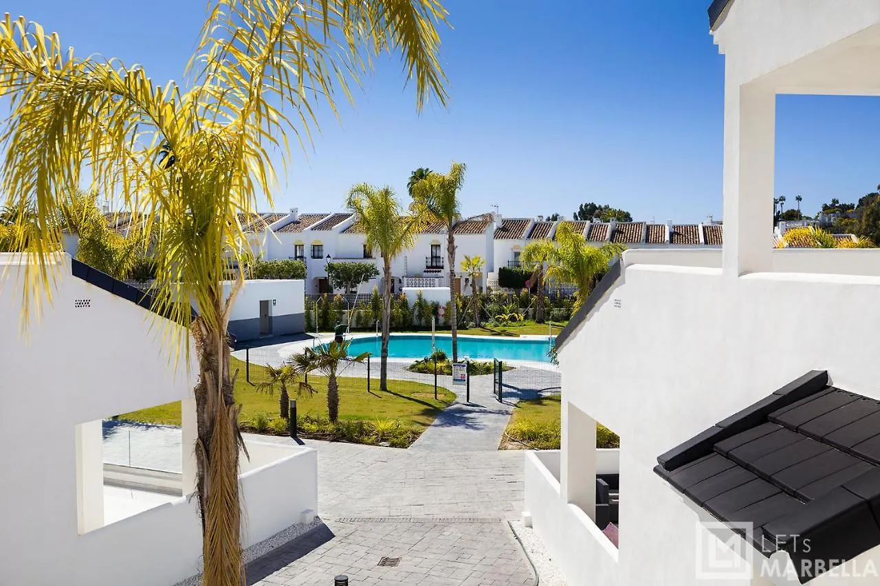 Estepona Sunsets - Modern 3-Br Beachside Apartment 스페인