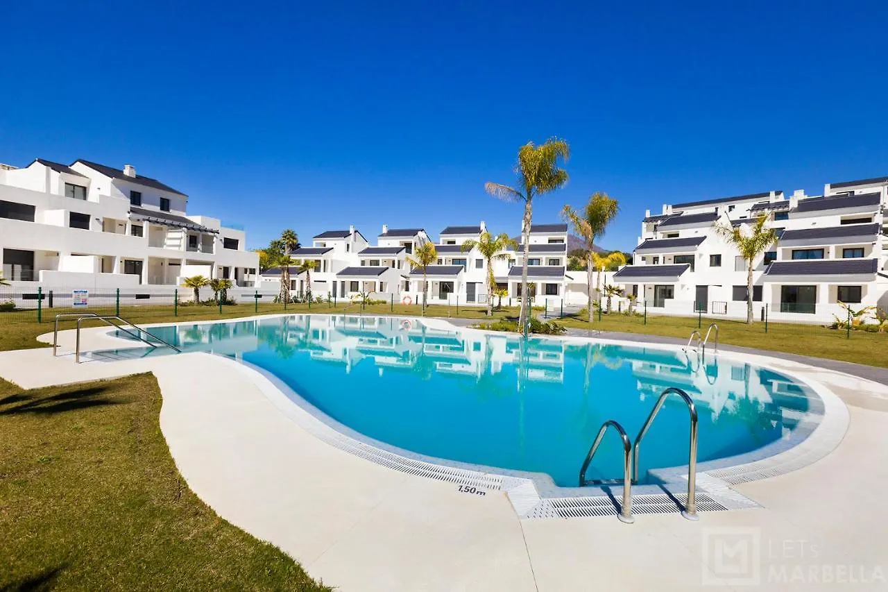 Estepona Sunsets - Modern 3-Br Beachside Apartment