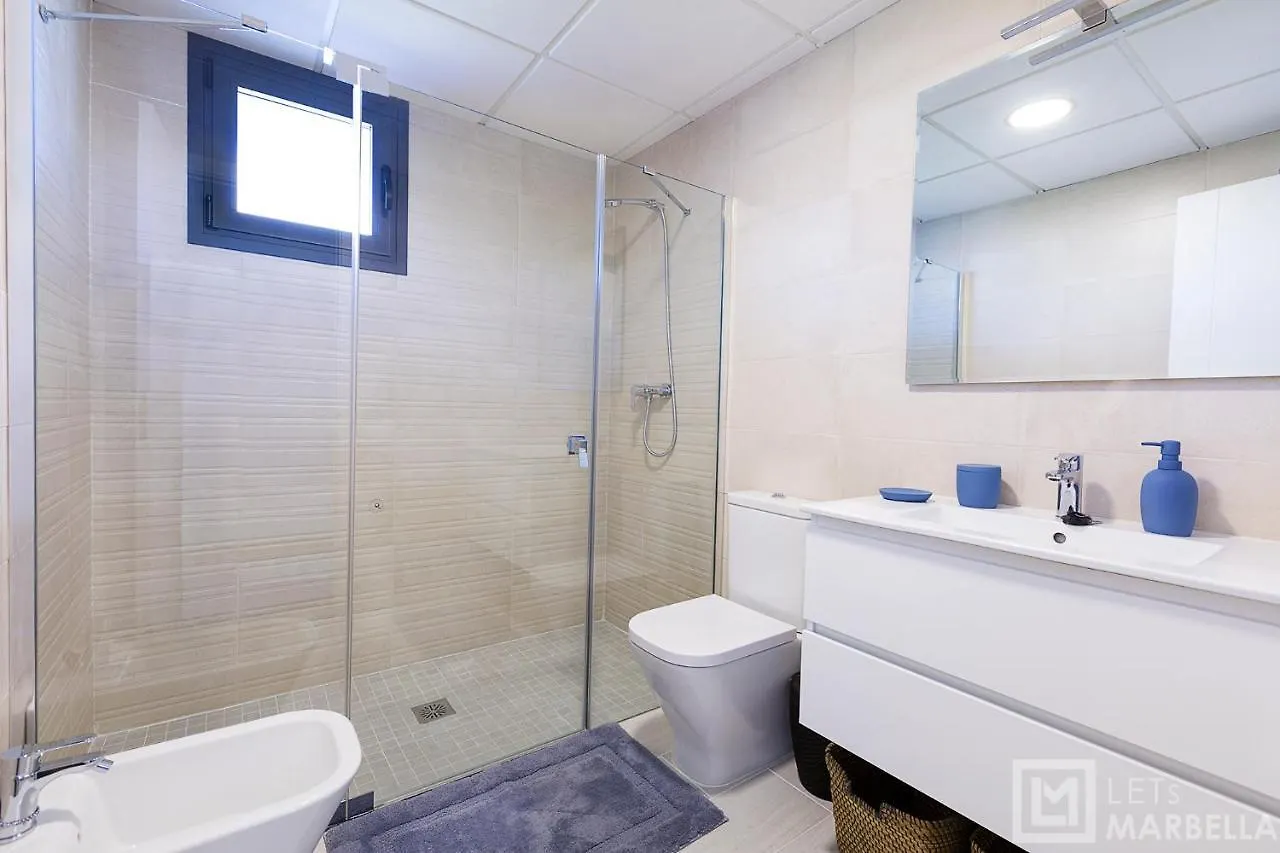 Estepona Sunsets - Modern 3-Br Beachside Apartment 스페인