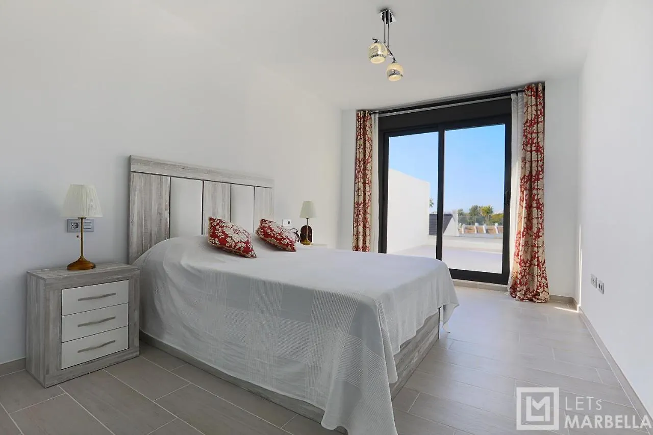 Estepona Sunsets - Modern 3-Br Beachside Apartment