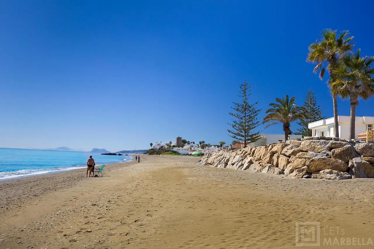 Estepona Sunsets - Modern 3-Br Beachside Apartment Spain